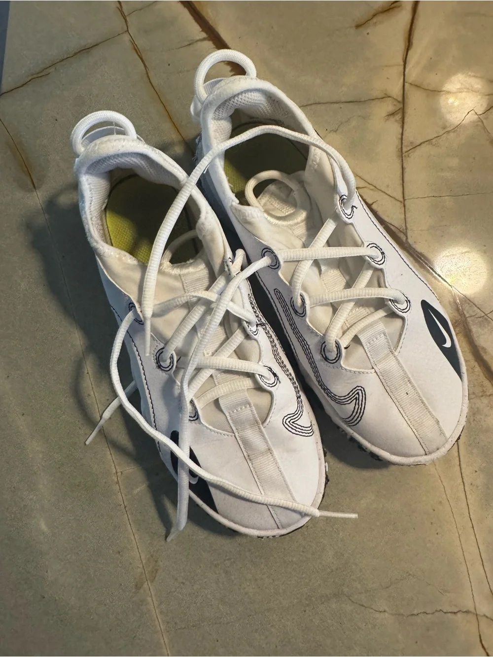 Nike White Girls softball turf shoes - Picture 6 of 6